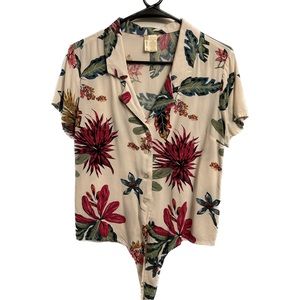 Tie knot buttons down hawaian shirt